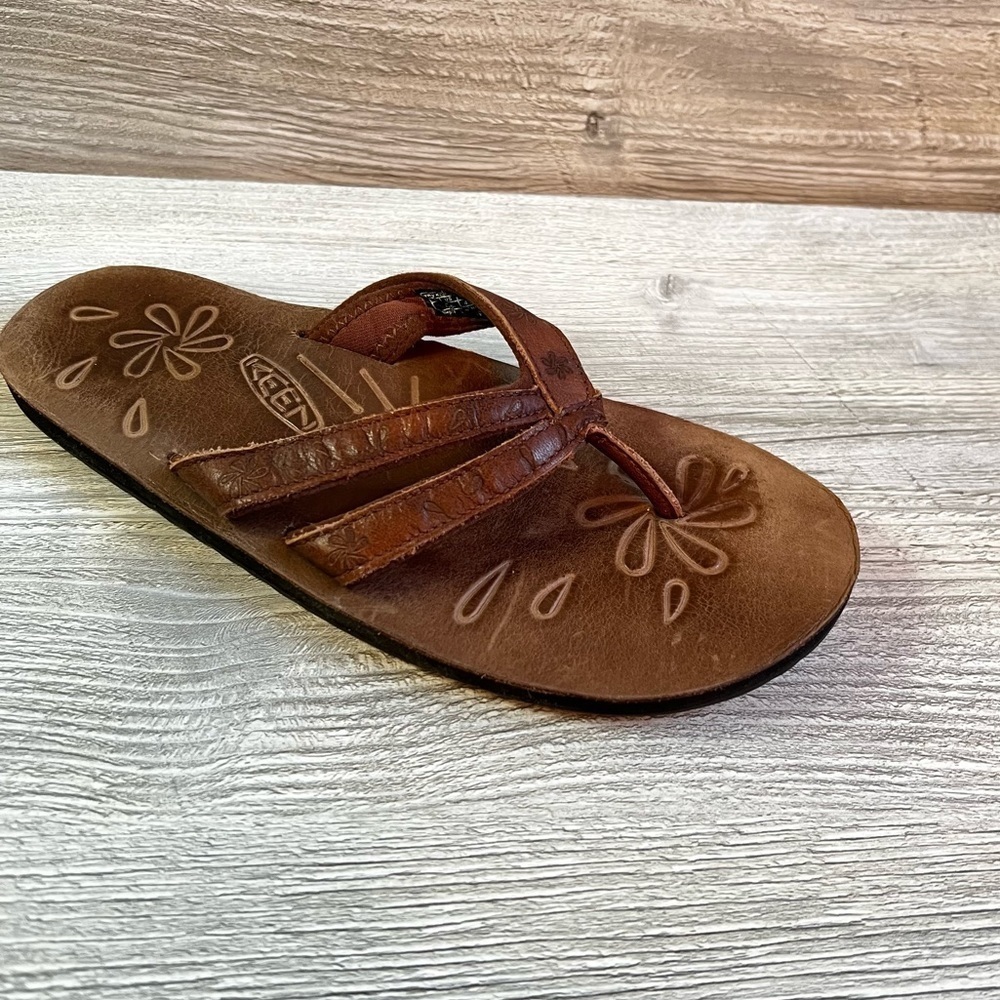 Keen brown leather floral etched flip flops size 7 - Picture 2 of 10